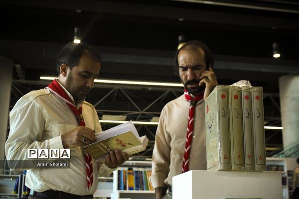 بازدید دانش آموزان پیشتاز پسر هشتمین اردوی ملی از باغ کتاب