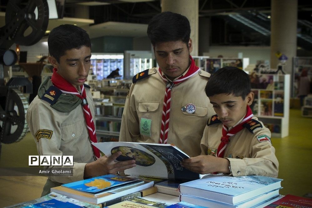 بازدید دانش آموزان پیشتاز پسر هشتمین اردوی ملی از باغ کتاب