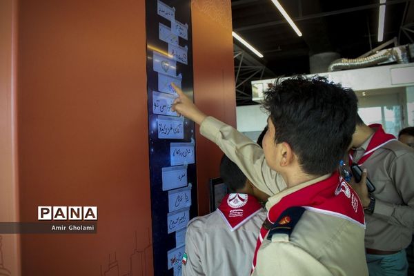 بازدید دانش آموزان پیشتاز پسر هشتمین اردوی ملی از باغ کتاب