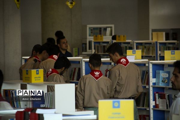 بازدید دانش آموزان پیشتاز پسر هشتمین اردوی ملی از باغ کتاب