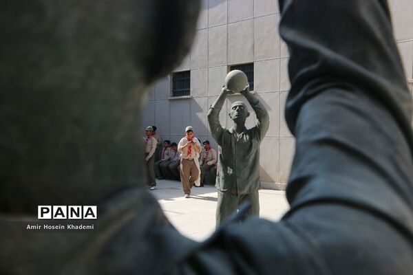 بازدید دانش آموزان پیشتاز هشتمین اردوی ملی از باغ موزه قصر