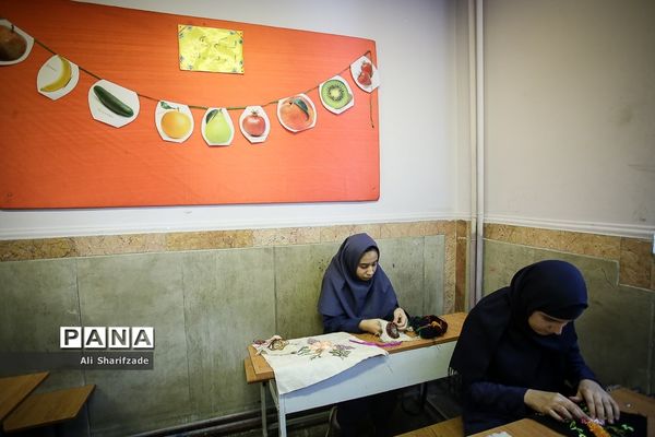 بازدید وزیر آموزش و پرورش از دبیرستان دخترانه متوسطه حضرت ولی عصر(مجری طرح ایران مهارت)