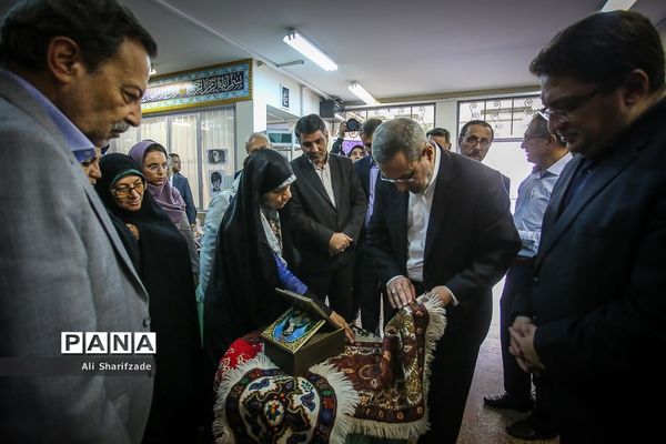 بازدید وزیر آموزش و پرورش از دبیرستان دخترانه متوسطه حضرت ولی عصر(مجری طرح ایران مهارت)