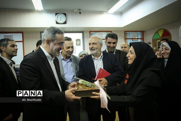 بازدید وزیر آموزش و پرورش از دبیرستان دخترانه متوسطه حضرت ولی عصر(مجری طرح ایران مهارت)