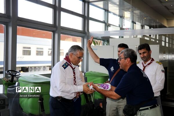 استقبال از دانش آموزان پیشتاز خراسان رضوی در راه آهن مشهد