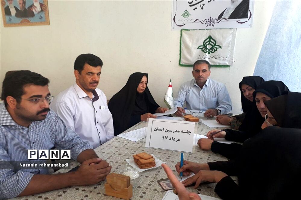 نشست هم اندیشی مدرسین برای اجرای اردوی آمادگی پیشتازان دختر در کرمانشاه