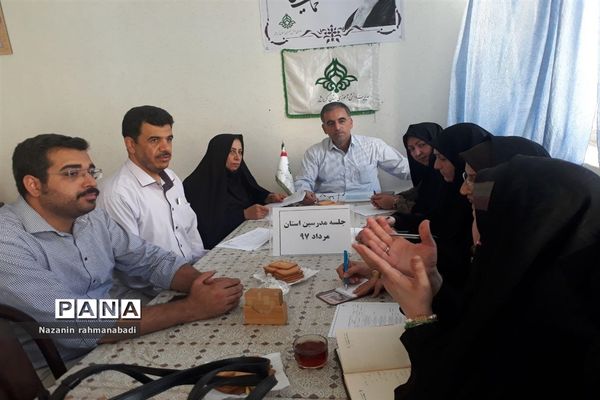 نشست هم اندیشی مدرسین برای اجرای اردوی آمادگی پیشتازان دختر در کرمانشاه