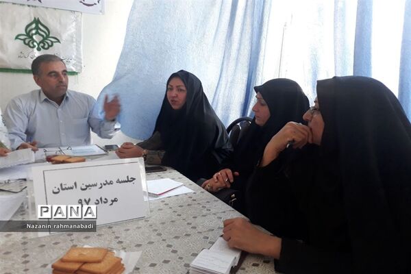 نشست هم اندیشی مدرسین برای اجرای اردوی آمادگی پیشتازان دختر در کرمانشاه