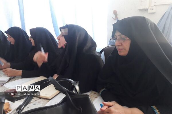 نشست هم اندیشی مدرسین برای اجرای اردوی آمادگی پیشتازان دختر در کرمانشاه