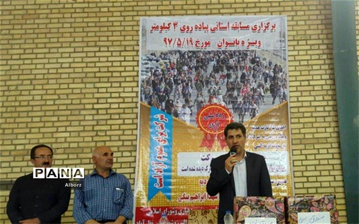 فرماندار نظرآباد: بانوان در جامعه نقش اساسی دارند