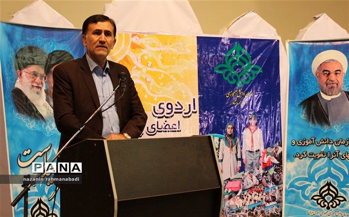 دانش آموز پیشتاز باید امید و نشاط را به مدرسه بیاورد