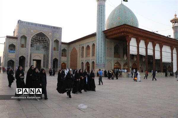 بازدید نمایندگان مجلس دانش آموزی از شاهچراغ و حافظیه