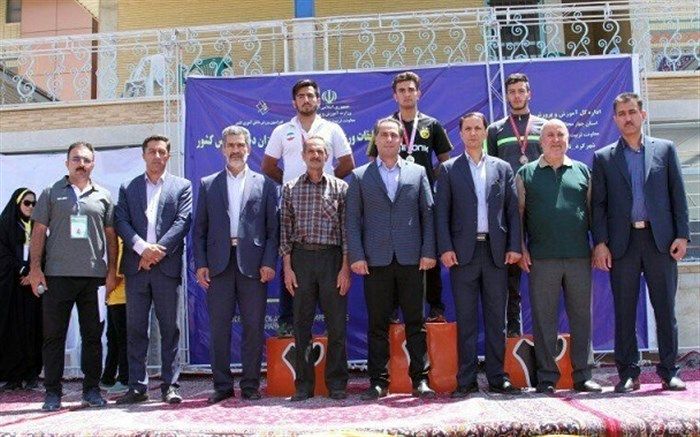 دانش‌آموز مهدی عنایتی صاحب گردن آویز نقره شد