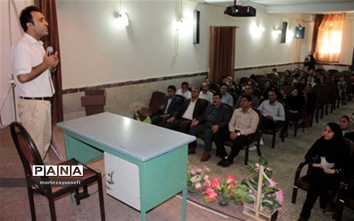 کارگاه آموزشی ویژه خانواده ها در شهرستان دهگلان برگزار شد