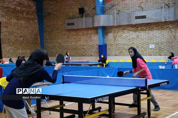 رقابت دانش‌آموزان در رشته تنیس‌روی‌میز در مسابقات دانش‌آموزی مقطع ابتدایی