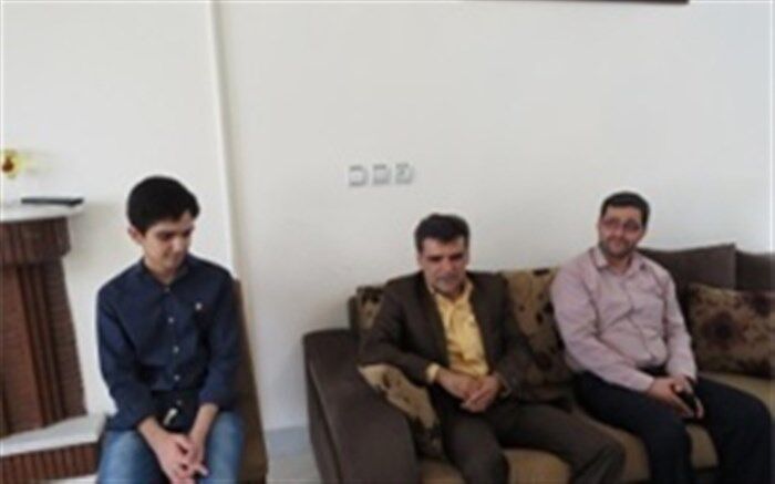 تجلیل از دانش آموز برتر آزمون سراسری ۹۷