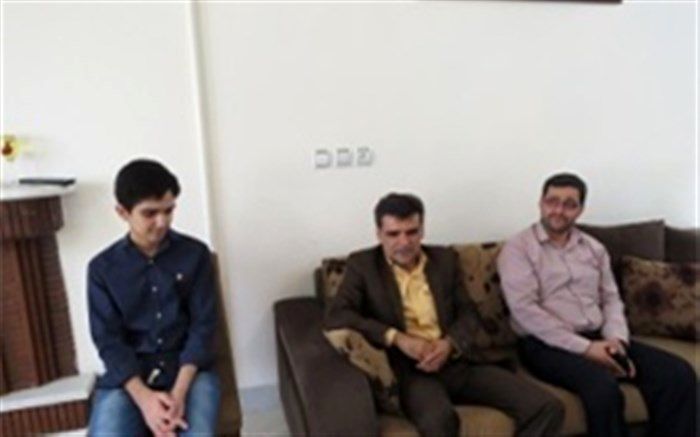 تجلیل از دانش آموز برتر آزمون سراسری ۹۷