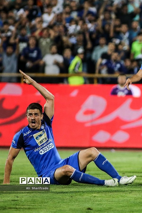 دیدار تیم های استقلال و تراکتورسازی