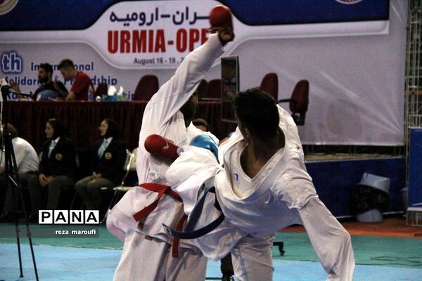 نخستین روز چهاردهمین دوره مسابقات بین المللی جایزه بزرگ کاراته در ارومیه
