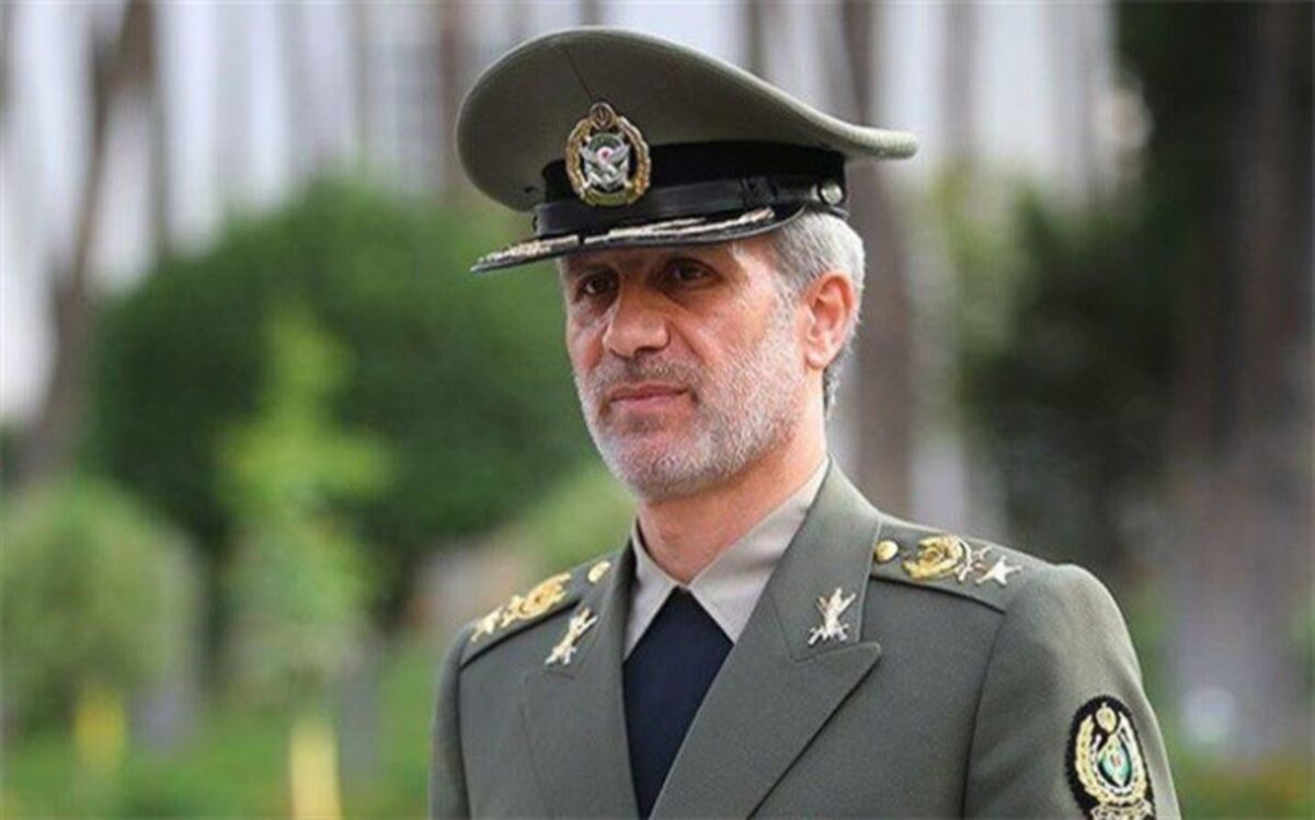 وزیر دفاع: از یک جت جنگنده ایرانی رونمایی می‌شود