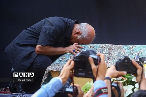 مراسم تشییع پیکر عزت‌الله انتظامی