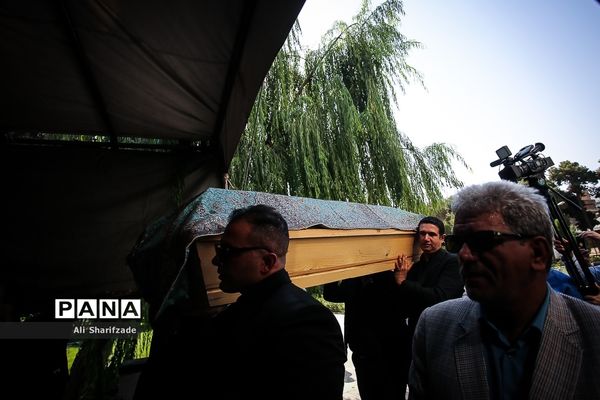 مراسم تشییع پیکر عزت‌الله انتظامی