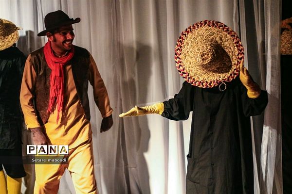 تئاتر از «اسب تا سیب»