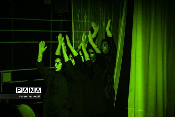 تئاتر از «اسب تا سیب»