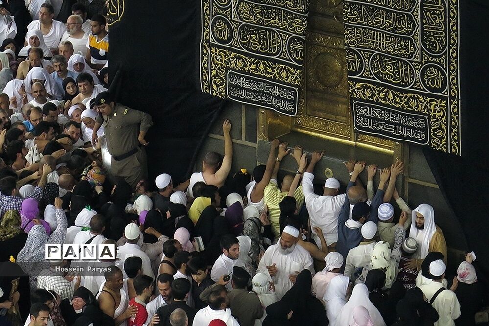 آغاز مراسم برائت از مشرکین در سرزمین عرفات
