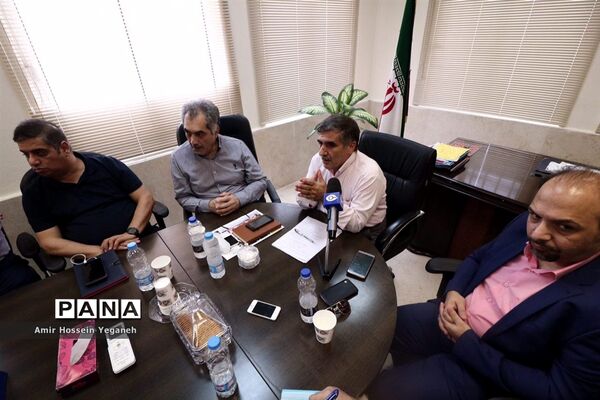 تجلیل از خبرنگاران توسط رئیس آموزش و پرورش کیش