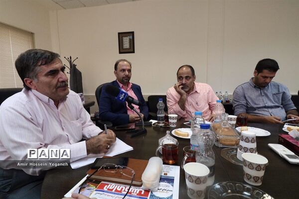تجلیل از خبرنگاران توسط رئیس آموزش و پرورش کیش