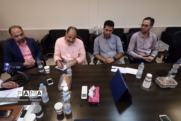 تجلیل از خبرنگاران توسط رئیس آموزش و پرورش کیش