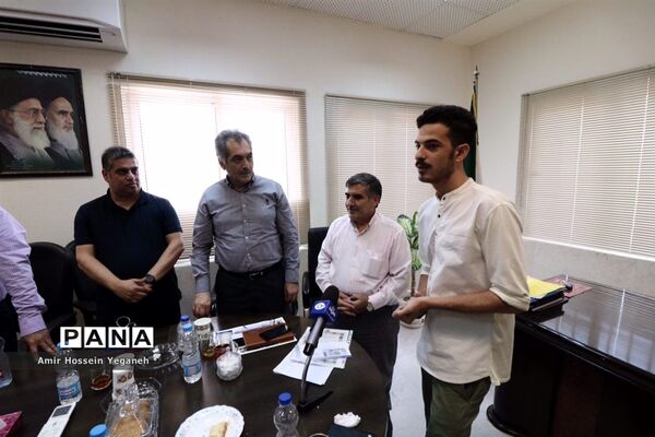 تجلیل از خبرنگاران توسط رئیس آموزش و پرورش کیش