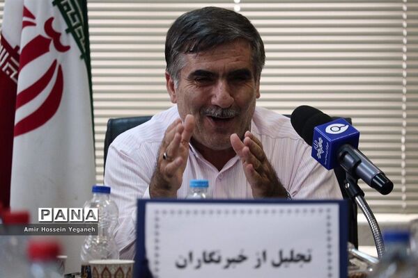 تجلیل از خبرنگاران توسط رئیس آموزش و پرورش کیش