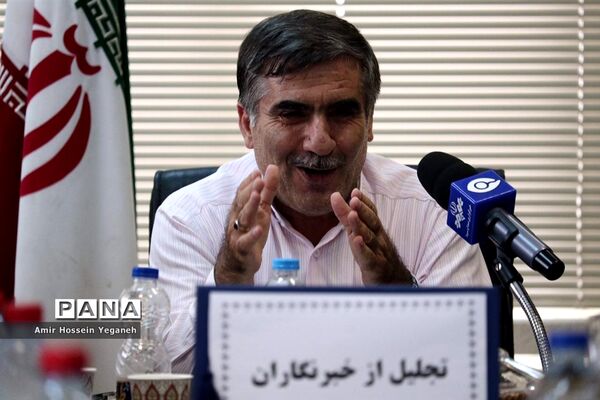 تجلیل از خبرنگاران توسط رئیس آموزش و پرورش کیش
