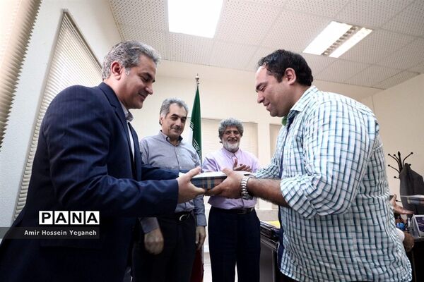 تجلیل از خبرنگاران توسط رئیس آموزش و پرورش کیش