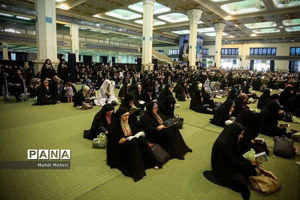 دعای عرفه در مصلی امام خمینی