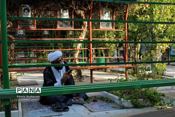 دور از عرفات، در جوار شهدا