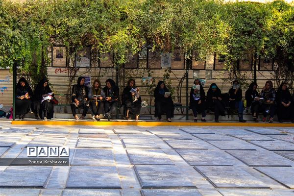 دور از عرفات، در جوار شهدا