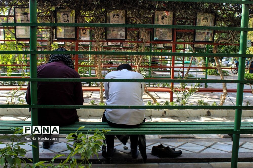 دور از عرفات، در جوار شهدا