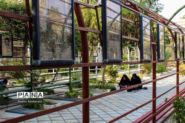 دور از عرفات، در جوار شهدا