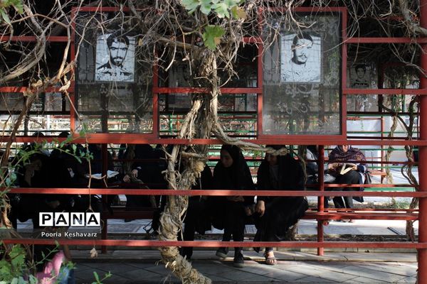 دور از عرفات، در جوار شهدا