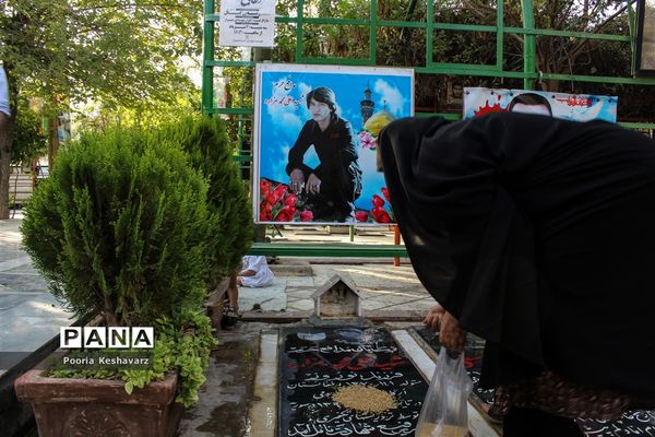 دور از عرفات، در جوار شهدا