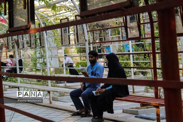 دور از عرفات، در جوار شهدا