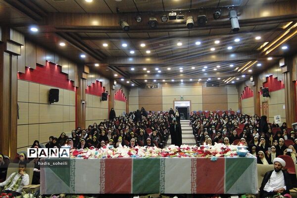 پیکرشهید گمنام در میان نوجوانان بسیجی در اردوگاه شهید منتطری شهریار