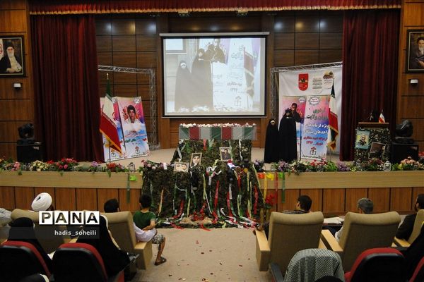 پیکرشهید گمنام در میان نوجوانان بسیجی در اردوگاه شهید منتطری شهریار