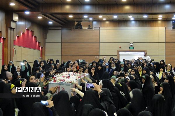 پیکرشهید گمنام در میان نوجوانان بسیجی در اردوگاه شهید منتطری شهریار