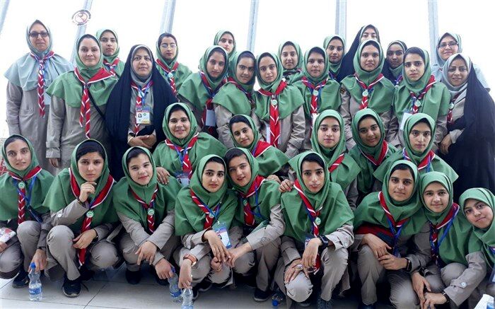 بازدید پیشتازان دختر شرکت‌کننده در هشتمین اردوی ملی از برج میلاد