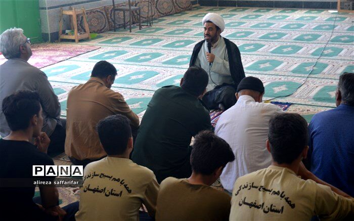 دشمنان داخلی و خارجی با طرح مسائل اقتصادی و گرانی، تلخی اقتصاد را به مردم چشانده اند