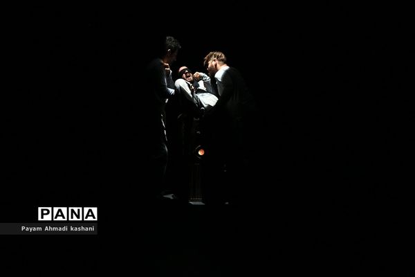 اجرای نمایش «به من میگن مک کنا»